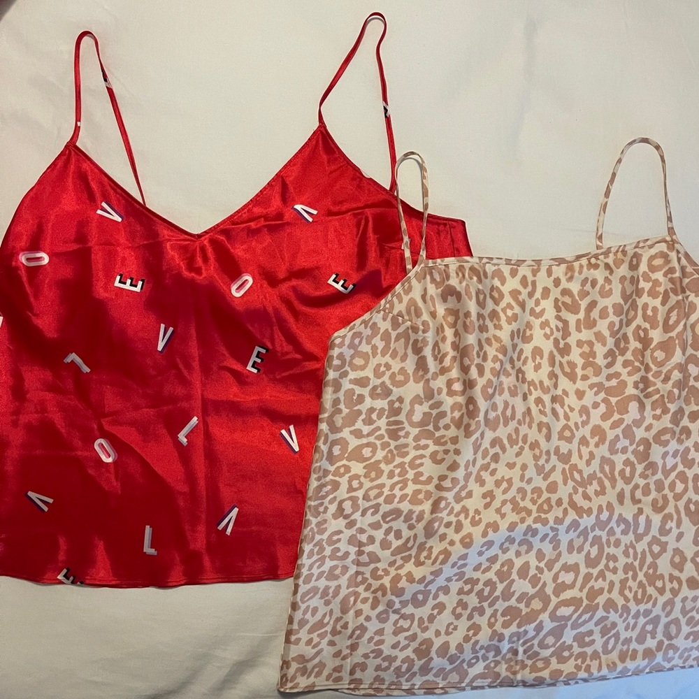 ❤️💗Victoria’s secret set of 2 satin camis💗❤️